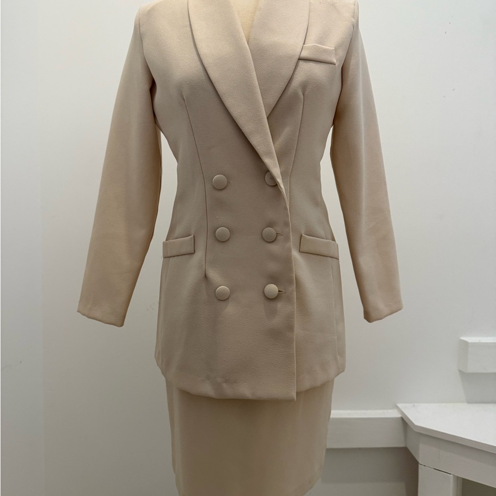 Vintage Cream Double-Breasted Suit with Notched Lapels